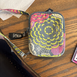 New With Tags Iota Chic Floral Pattern Wristlet Wallet New